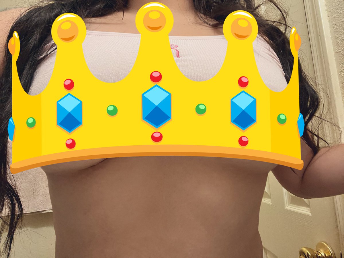 My nipples are hard 😍😍 #caligirls #calimen #texasslut #texasmen #latinafeet #latinas 💋