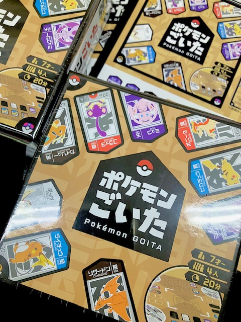 ToyPitin's tweet photo. 【ポケモン】

　待望の再入荷！！！

「4人そろえば、『ポケモンごいた』！」

🔴2人vs2人の「協力バトル」！
🔴8枚の持ちゴマを先にだすだけ！シンプルゲーム！
🔴20分と短い時間でサクッと盛り上がり！

7歳以上対象の簡単、楽しいゲーム！2970円（税込）

公式HP https://t.co/aYydXICYzU https://t.co/coTibhvZMd
