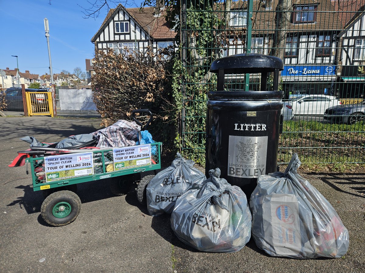 DiscoverWelling's tweet photo. Stop 5 on the #GBSpringClean tour of Welling was Falconwood Parade.

Discover Welling volunteers teamed up again with GoodGym Bexley and we were pleased to have a new volunteer join us.

In all, we collected 4 bags of litter.

#lovewhereyoulive #MakingBexleyEvenBetter https://t.co/pz1yEbvndl