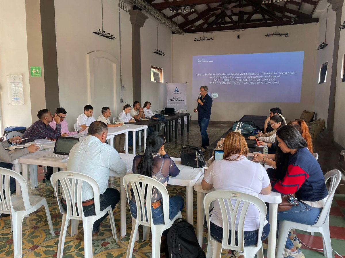 ESAPOficial's tweet photo. #Territoriales I La Escuela de Alto Gobierno realizó en Chinchiná, Caldas, el taller presencial de Gobierno y Finanzas Públicas Territoriales, fortaleciendo las capacidades de servidores públicos de nivel directivo y asesor. 

Durante la jornada, se abordaron temas clave para una gestión pública eficiente y orientada al territorio. Somos aliados estratégicos del Estado.

#FormaciónPública #GestiónTerritorial