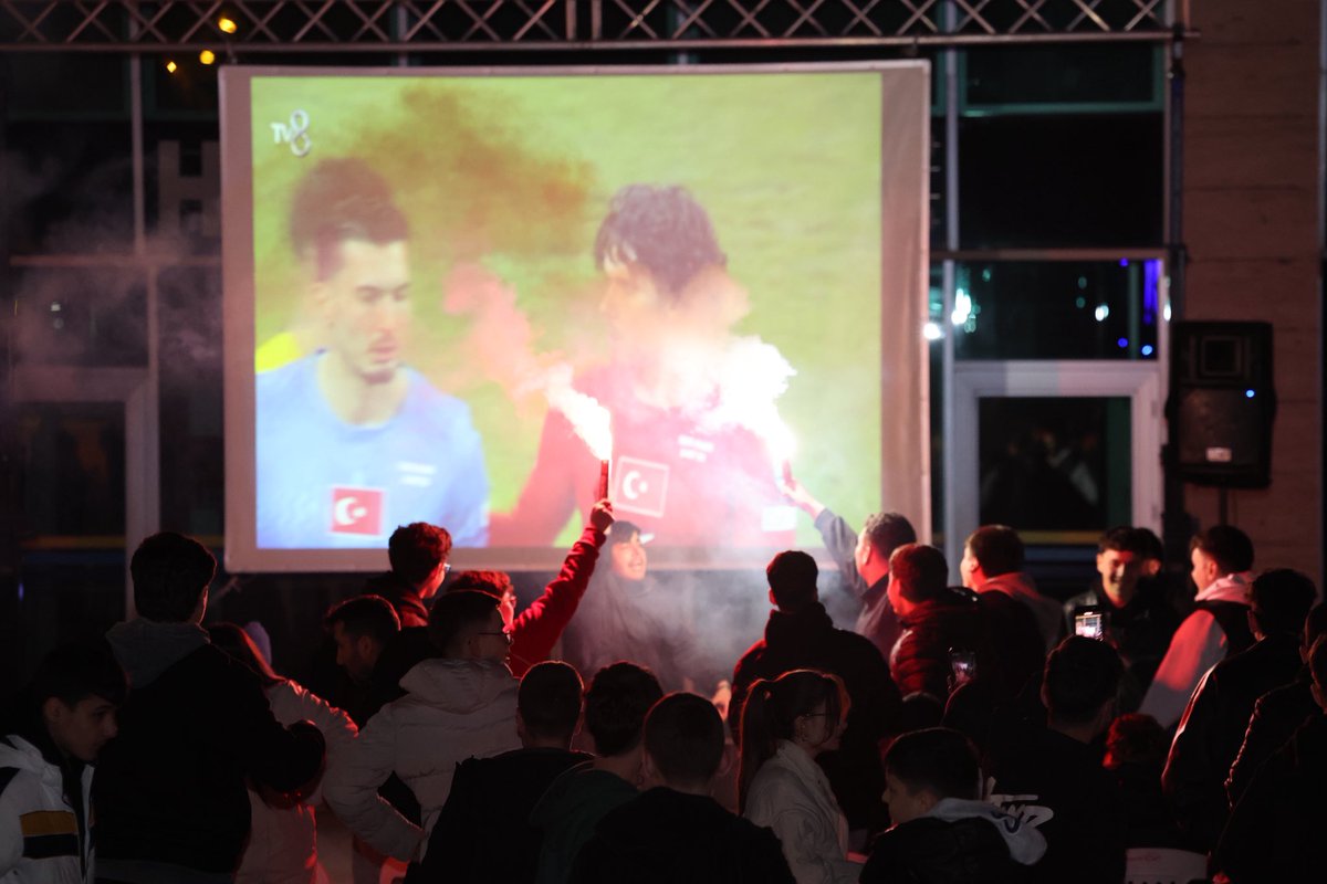 Ay-yıldızlı bayrağımızın gururunu hep birlikte yaşadık! 🇹🇷

Türkiye’mizin 1-0’lık galibiyet sevincini Belediye Binası önünde bir araya gelen hemşehrilerimizle büyük bir coşku ve heyecan içinde izledik.