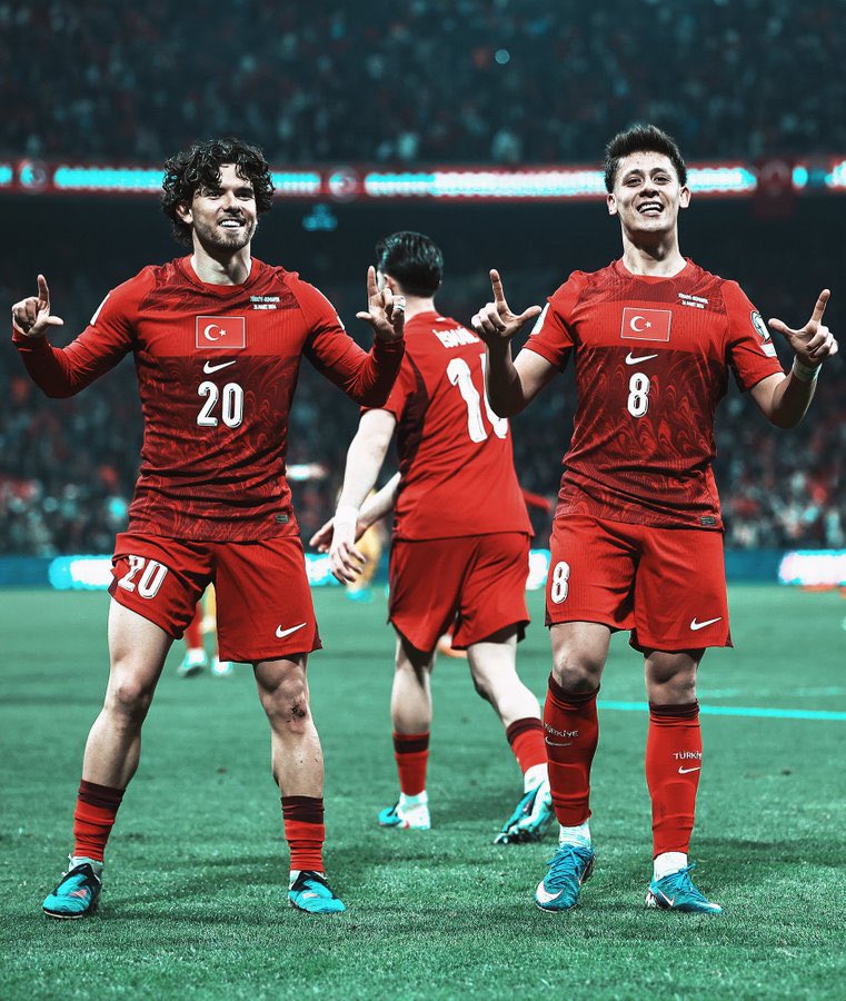 Erdalarikan12's tweet photo. 🇹🇷 2026 FIFA Dünya Kupası yolunda kritik bir eşiği geride bırakan A Millî Takımımız, Romanya karşısında ortaya koyduğu azim, mücadele ve inançla 1-0’lık galibiyete uzanarak play-off finaline yükseldi.

Ay-yıldızlı formanın hakkını sahada sonuna kadar veren tüm futbolcularımızı ve teknik ekibimizi yürekten tebrik ediyor, bu gururu bizlere yaşattıkları için teşekkür ediyoruz.