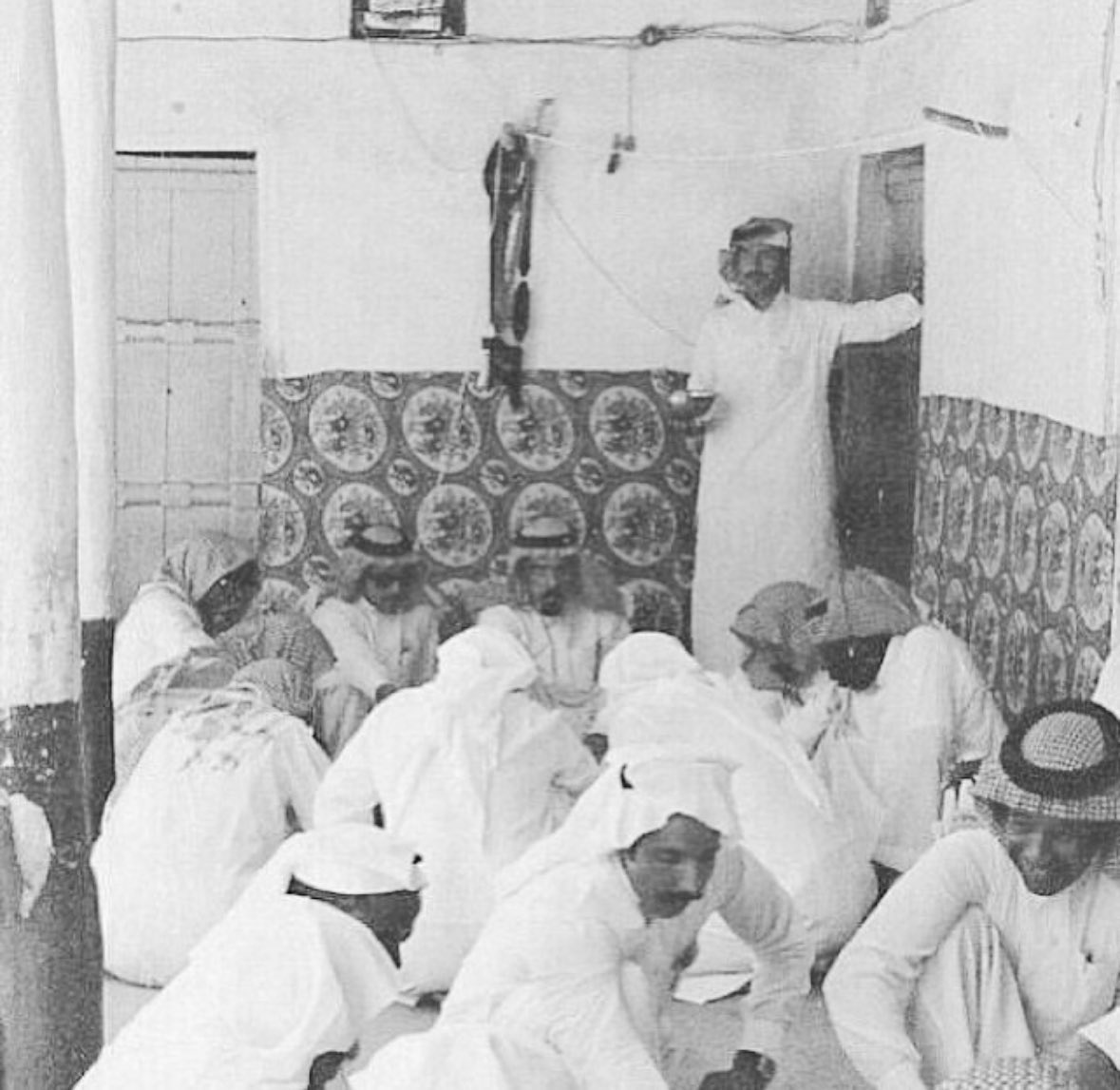 9nvi1's tweet photo. ما يستريح اللي تجيه الهواجيس
مثل الكريم اللي يحاضي ضيوفه https://t.co/FQb6QSpEyZ
