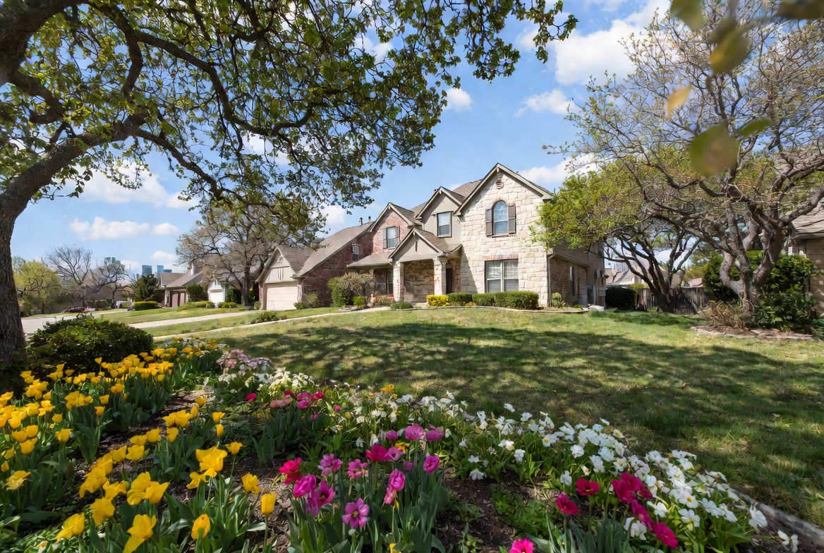 larkinteam's tweet photo. 🌸 Spring 2026 DFW Market Update 🌸

More inventory = better choices for buyers
Fort Worth median ~$340K
Buyers: Stronger negotiating power 
Sellers: Move-in-ready homes still sell well

DM “MARKET” for a free valuation!
#DFWRealEstate #FortWorthRealEstate #TheLarkinTeam https://t.co/coqF8XaRfI