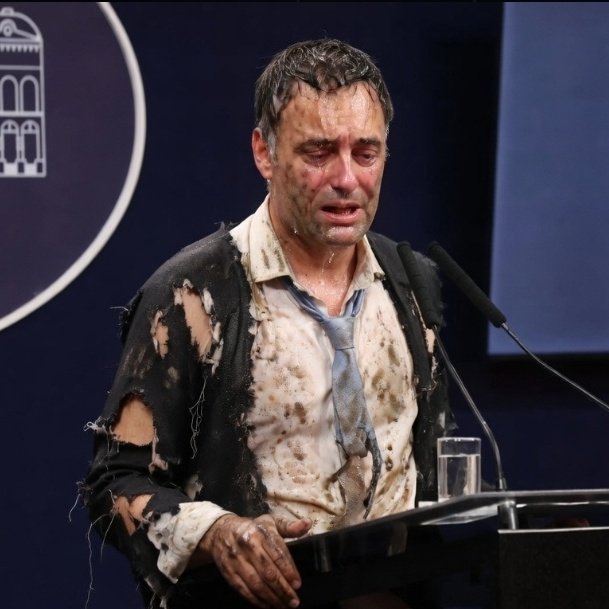 ADORNI CADA VEZ MAS COMPLICADO!

El dia de ayer el jefe de gabinete en su conferencia de prensa dijo que el pago su viaje a punta del Este en y el dia de hoy el piloto que los traslado declaro que Marcelo Grandio (vinculado a la TV pública) fue el que abono el viaje para adorni y