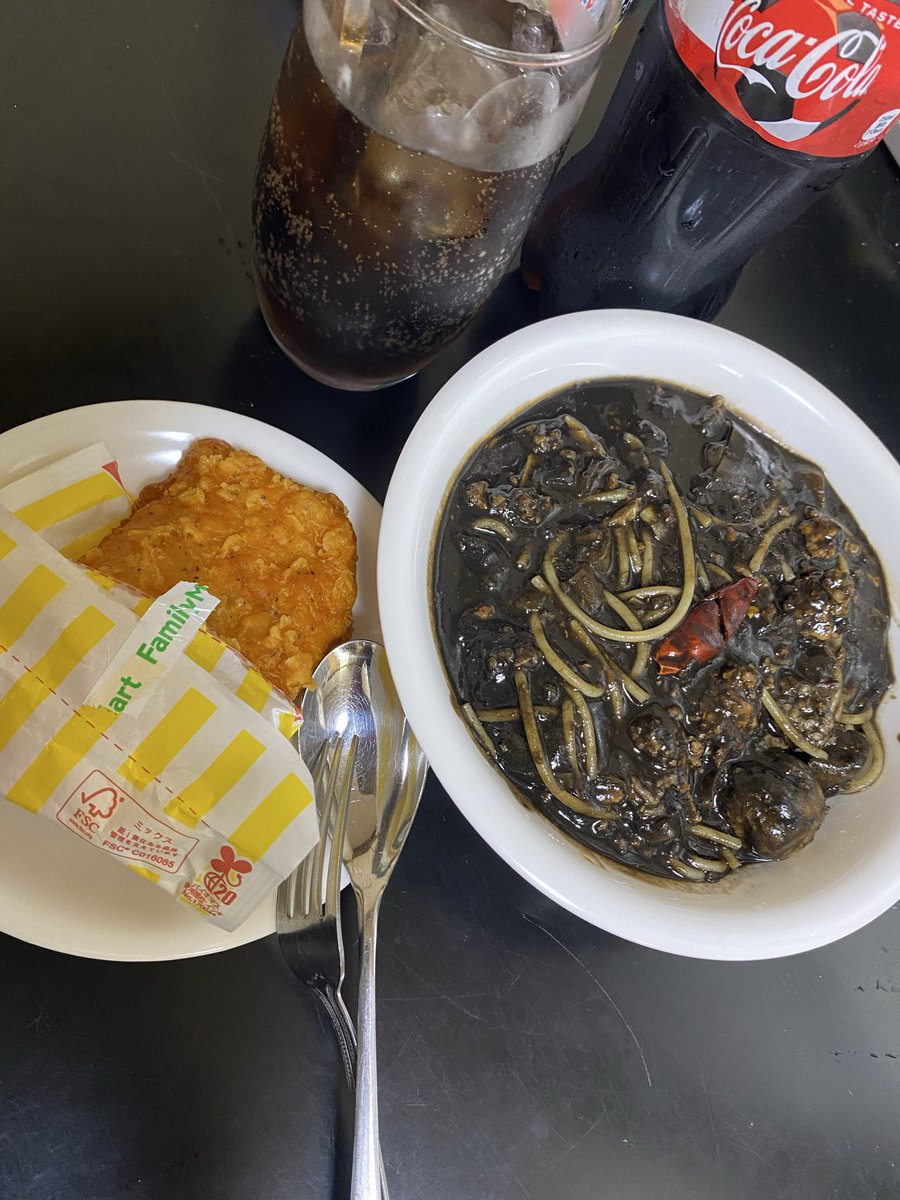 anpanda1919's tweet photo. おはようございます☀
お腹空いて寝れなくて　イカスミパスタと昨日買って忘れられたファミチキをコーラで食す🐷🐷　
また　明日から痩せる努力しよ
たまらん　美味しい😋から太ったって言わんといてー
#ファミチキ
#ホンジツデブカツチュウ https://t.co/57XdpXJGSe