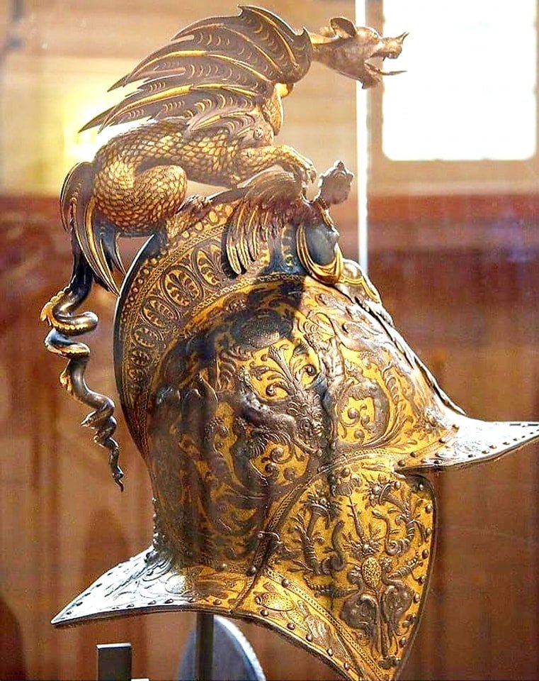 Rincevent_'s tweet photo. 🪖🐉 Casque de mariage du duc d’Albe : dorures, gravures, visière effilée… et ce dragon au sommet qui transforme l’ensemble en démonstration de prestige
1560 à Vienne, on savait manifestement célébrer un mariage avec un certain sens du détail😄
#Histoire #Armure #Renaissance https://t.co/YbNqLQNlTT