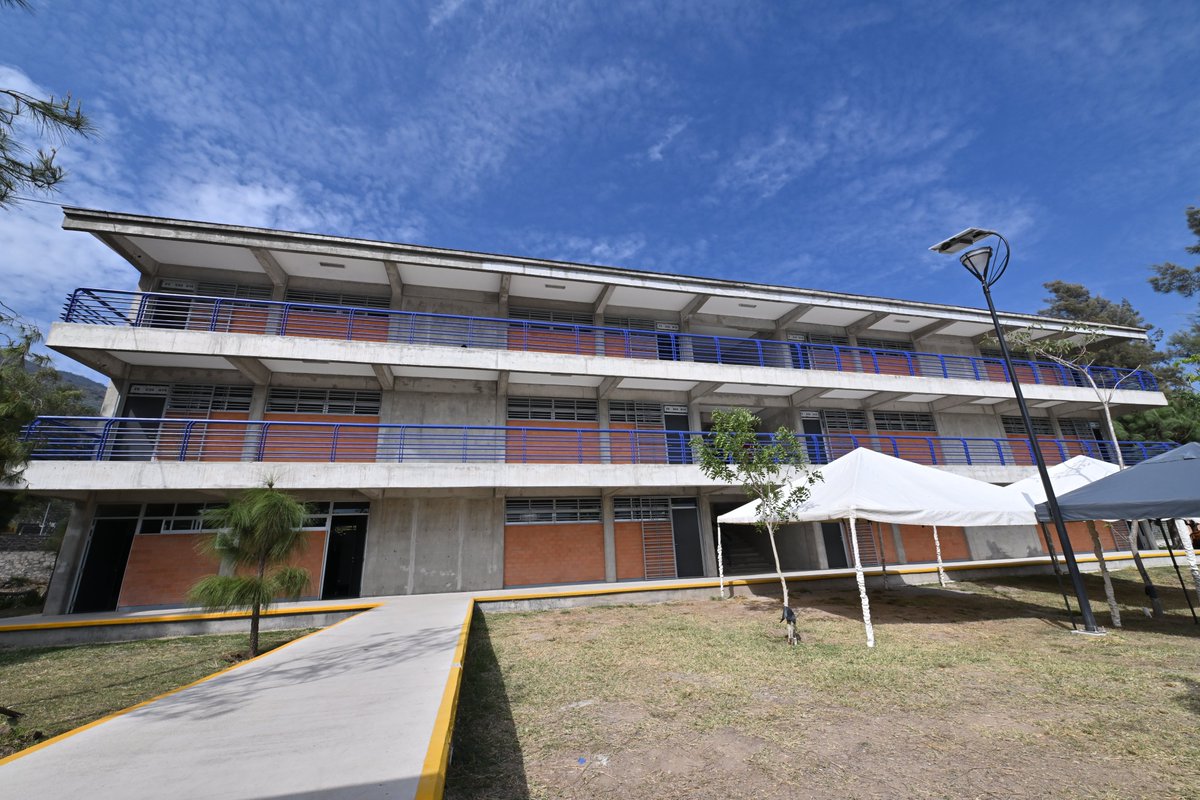 sems_udg's tweet photo. Rectora General de la UdeG inaugura 11 nuevas aulas en la Preparatoria de Tuxpan.
#SomosSEMS #PrepaUDG
🌐➡ https://t.co/64mn7ZHYdR https://t.co/b1uGZVNsMB