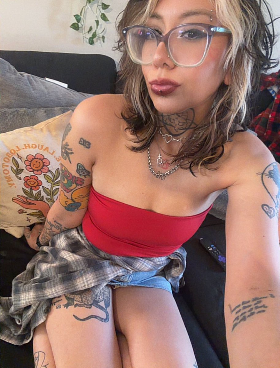 soupslxt's tweet photo. Not enough people on my new priv follow me back yet so I have to ask on main bc this is an emergency. 1 or 2 help https://t.co/nm2QYFEoZQ