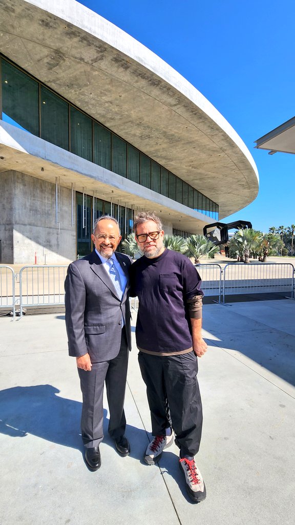 carlos_glezgtez's tweet photo. Me reuní con el artista multidisciplinario mexicano, Pedro Reyes. @LACMA le comisionó una obra monumental para su colección permanente. Estará en la nueva ala del Museo, de próxima inauguración. Esta pieza de arte público será apreciada x millones de personas, para orgullo de 🇲🇽 https://t.co/yEbH8qM8Cc
