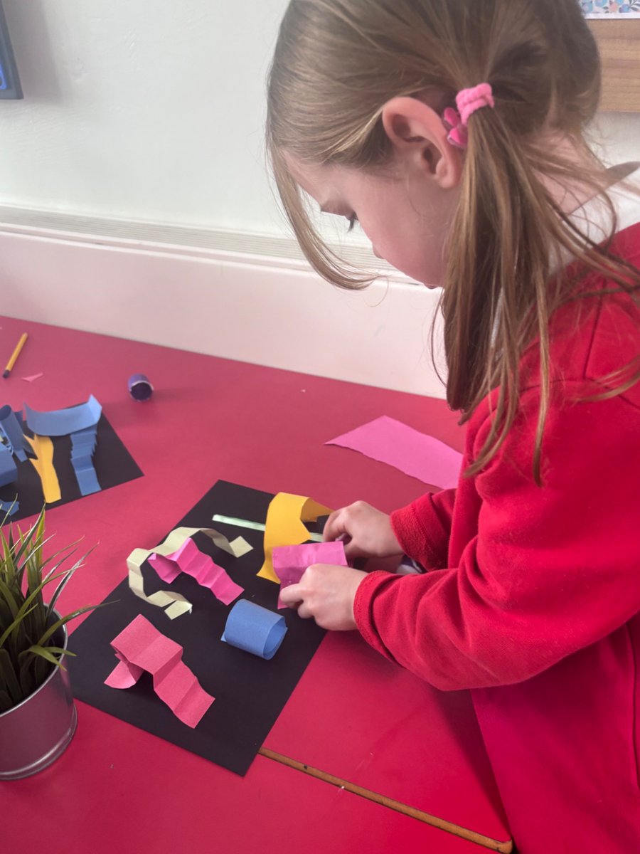 WPSYork's tweet photo. Hummingbirds have loved creating their own paper sculptures. We looked at different folds and rolls, manipulating the paper to create a 3D structure - it was so much fun! #WPSYY1 #WPSYArt https://t.co/QuXV5dwJ8R