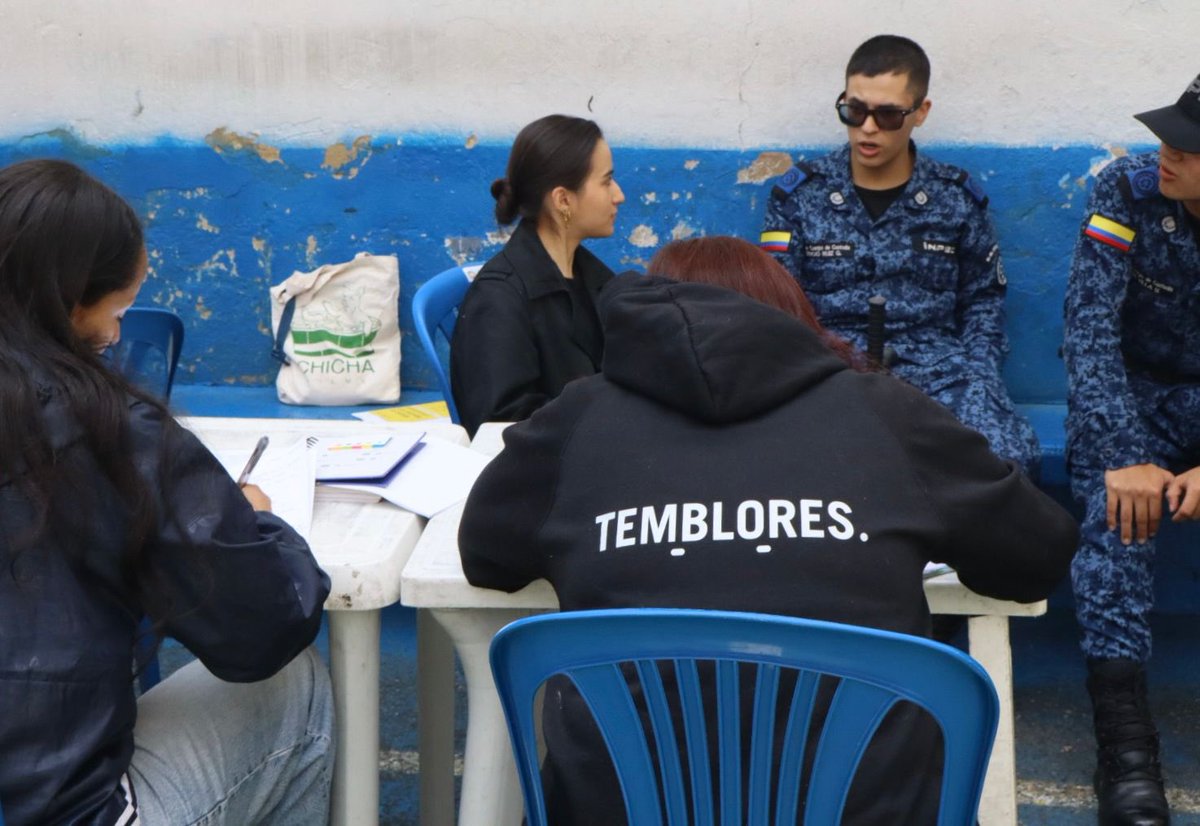 TembloresOng's tweet photo. Hoy nuestra clínica de justicia ambulante Policarpa estuvo en la cárcel Modelo realizando una jornada de atención jurídica para personas con enfermedades incompatibles con la vida en prisión. https://t.co/lKRfaEWVMB