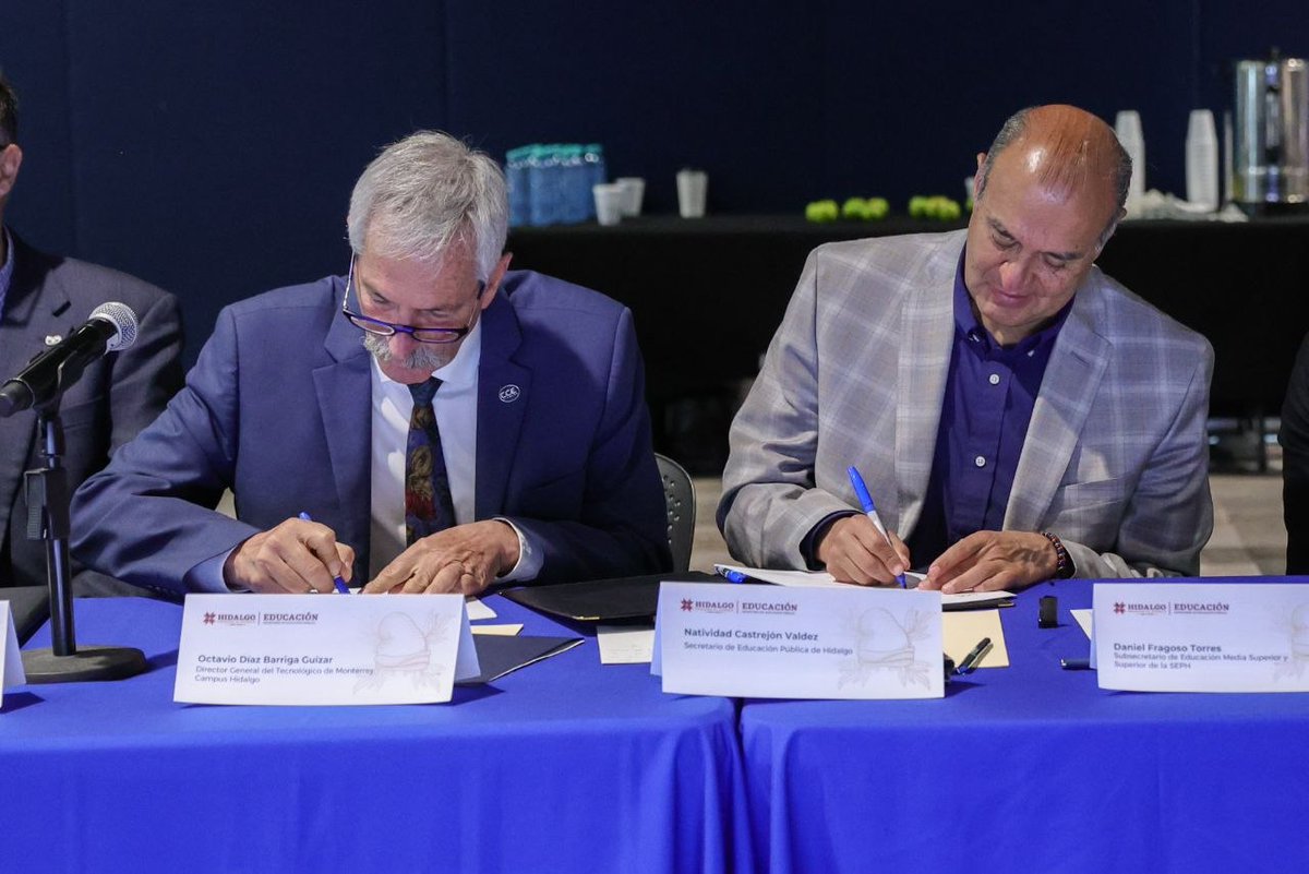 SEPHidalgo's tweet photo. El secretario de Educación Pública de Hidalgo, @natycastrejonv, encabezó la firma de convenios de colaboración con la @COPARMEX_Hgo, el @CCEHidalgo y el @CITNOVA, con el objetivo de fortalecer la vinculación entre el sector educativo y productivo. Esta acción, respaldada por el gobernador @juliomenchaca_, impulsa una educación más pertinente, innovadora y conectada con las necesidades del estado.

A través de estos acuerdos, se promueve el desarrollo de habilidades, la innovación y la generación de oportunidades para las y los estudiantes, en congruencia con la Nueva Escuela Mexicana. Con ello, se avanza en la construcción de una educación que impacte de manera directa en el presente y futuro de la juventud hidalguense.

#NatyCastrejón #EducaciónEsTransformación