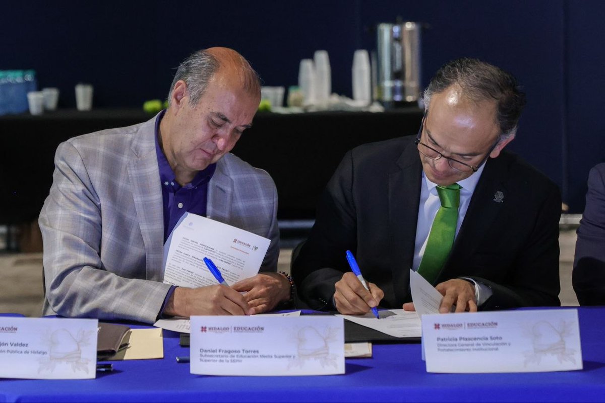 SEPHidalgo's tweet photo. El secretario de Educación Pública de Hidalgo, @natycastrejonv, encabezó la firma de convenios de colaboración con la @COPARMEX_Hgo, el @CCEHidalgo y el @CITNOVA, con el objetivo de fortalecer la vinculación entre el sector educativo y productivo. Esta acción, respaldada por el gobernador @juliomenchaca_, impulsa una educación más pertinente, innovadora y conectada con las necesidades del estado.

A través de estos acuerdos, se promueve el desarrollo de habilidades, la innovación y la generación de oportunidades para las y los estudiantes, en congruencia con la Nueva Escuela Mexicana. Con ello, se avanza en la construcción de una educación que impacte de manera directa en el presente y futuro de la juventud hidalguense.

#NatyCastrejón #EducaciónEsTransformación