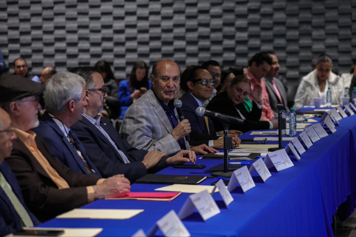 SEPHidalgo's tweet photo. El secretario de Educación Pública de Hidalgo, @natycastrejonv, encabezó la firma de convenios de colaboración con la @COPARMEX_Hgo, el @CCEHidalgo y el @CITNOVA, con el objetivo de fortalecer la vinculación entre el sector educativo y productivo. Esta acción, respaldada por el gobernador @juliomenchaca_, impulsa una educación más pertinente, innovadora y conectada con las necesidades del estado.

A través de estos acuerdos, se promueve el desarrollo de habilidades, la innovación y la generación de oportunidades para las y los estudiantes, en congruencia con la Nueva Escuela Mexicana. Con ello, se avanza en la construcción de una educación que impacte de manera directa en el presente y futuro de la juventud hidalguense.

#NatyCastrejón #EducaciónEsTransformación