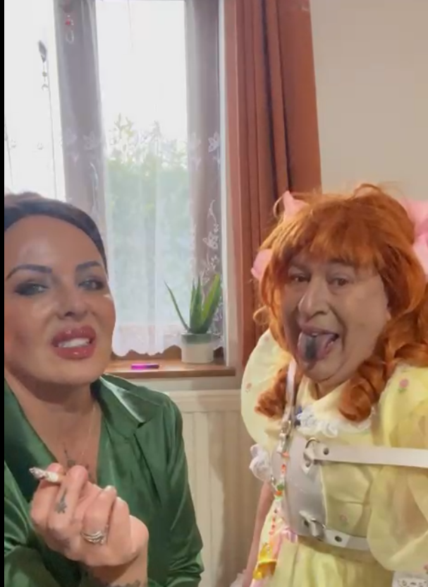 When  <a href="/ab_aunty/">AuntyAmyAB</a>  needed a cigarette but the weather was too cold and wet to go outside and an ashtray was nowhere to be seen. what other option did she have but to use  my little mouth ?