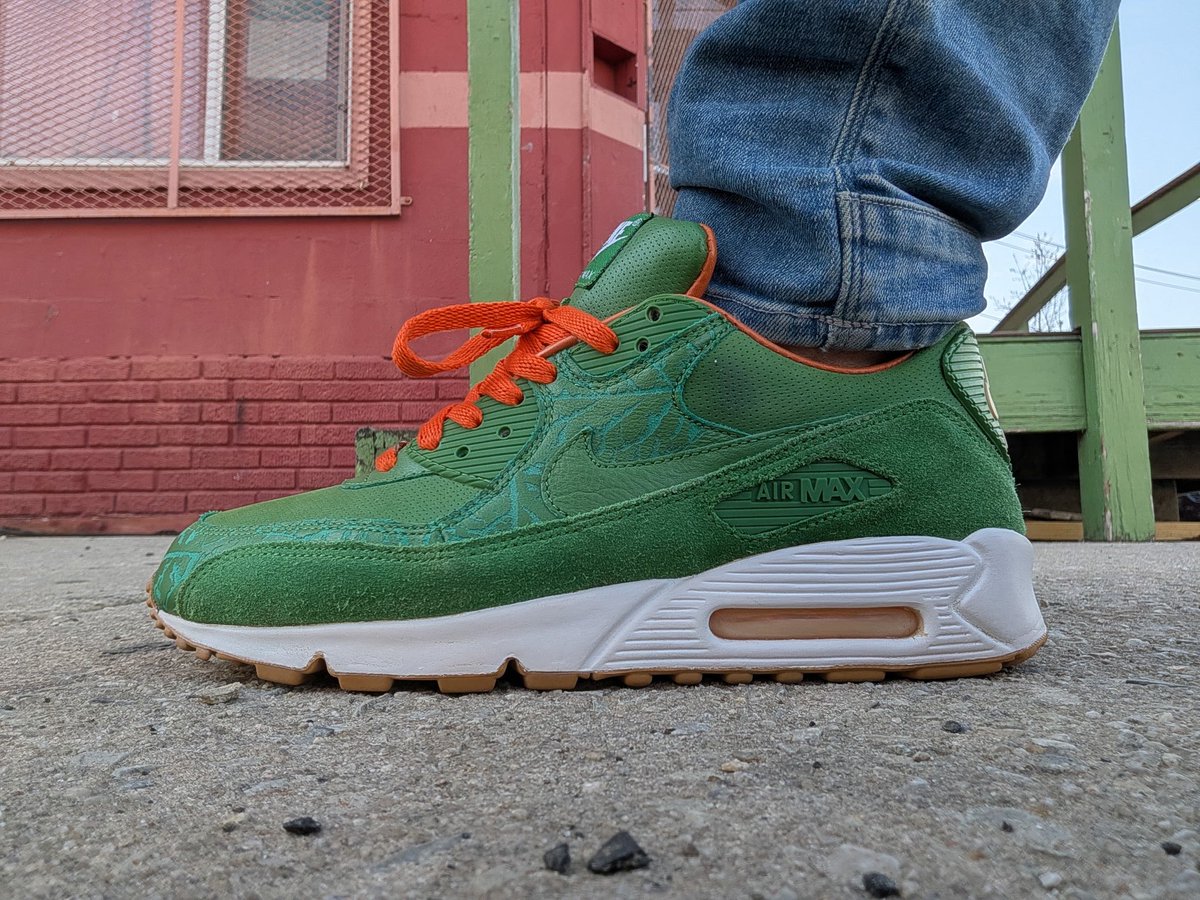 Sn3ak3r_Fr3ak3r's tweet image. Air Max Day wouldn’t be complete if I didn’t bring these out .. still wearable #WDYWT #AirMaxDay Homegrowns .. an absolute grail of a grail and one of my favorites