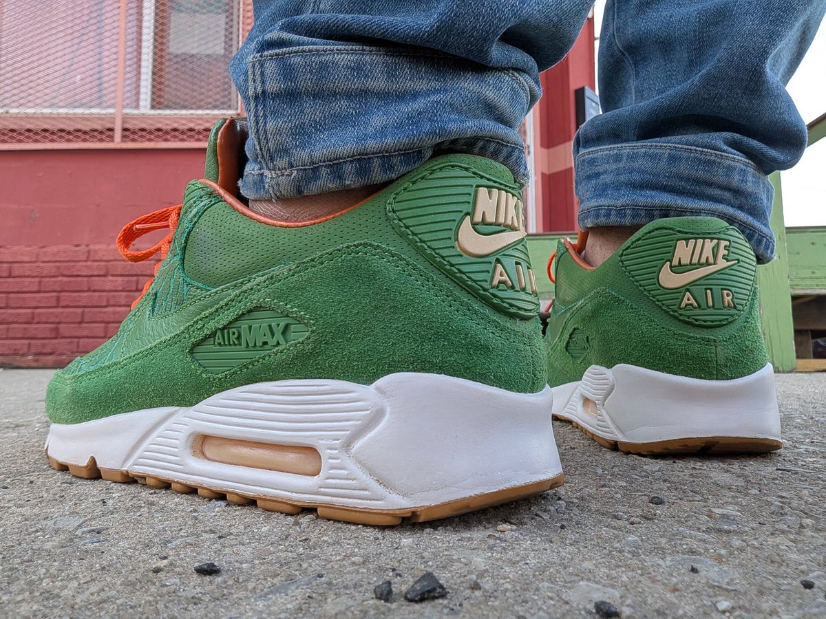 Sn3ak3r_Fr3ak3r's tweet image. Air Max Day wouldn’t be complete if I didn’t bring these out .. still wearable #WDYWT #AirMaxDay Homegrowns .. an absolute grail of a grail and one of my favorites