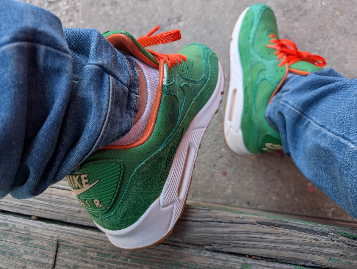 Sn3ak3r_Fr3ak3r's tweet image. Air Max Day wouldn’t be complete if I didn’t bring these out .. still wearable #WDYWT #AirMaxDay Homegrowns .. an absolute grail of a grail and one of my favorites