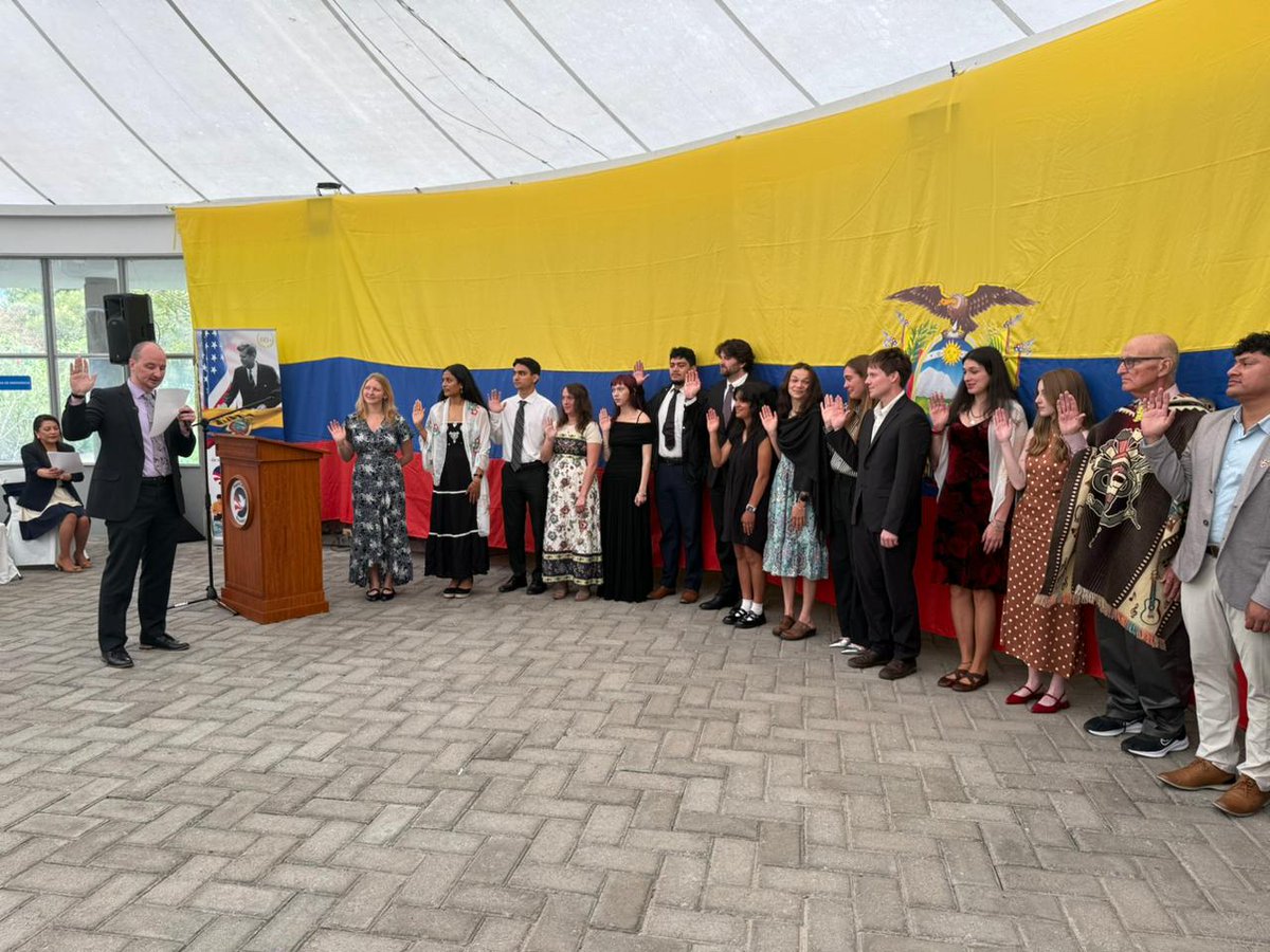 USembassyEC's tweet image. 26 voluntarios de #PeaceCorps presentaron juramento para servir en el Ecuador a través del programa de Enseñanza de Inglés del Cuerpo de Paz. Este año en el que los EE.UU. celebra sus 250 años de Independencia, el 🇺🇸 Cuerpo de Paz también celebra su 65.º aniversario de servicio,