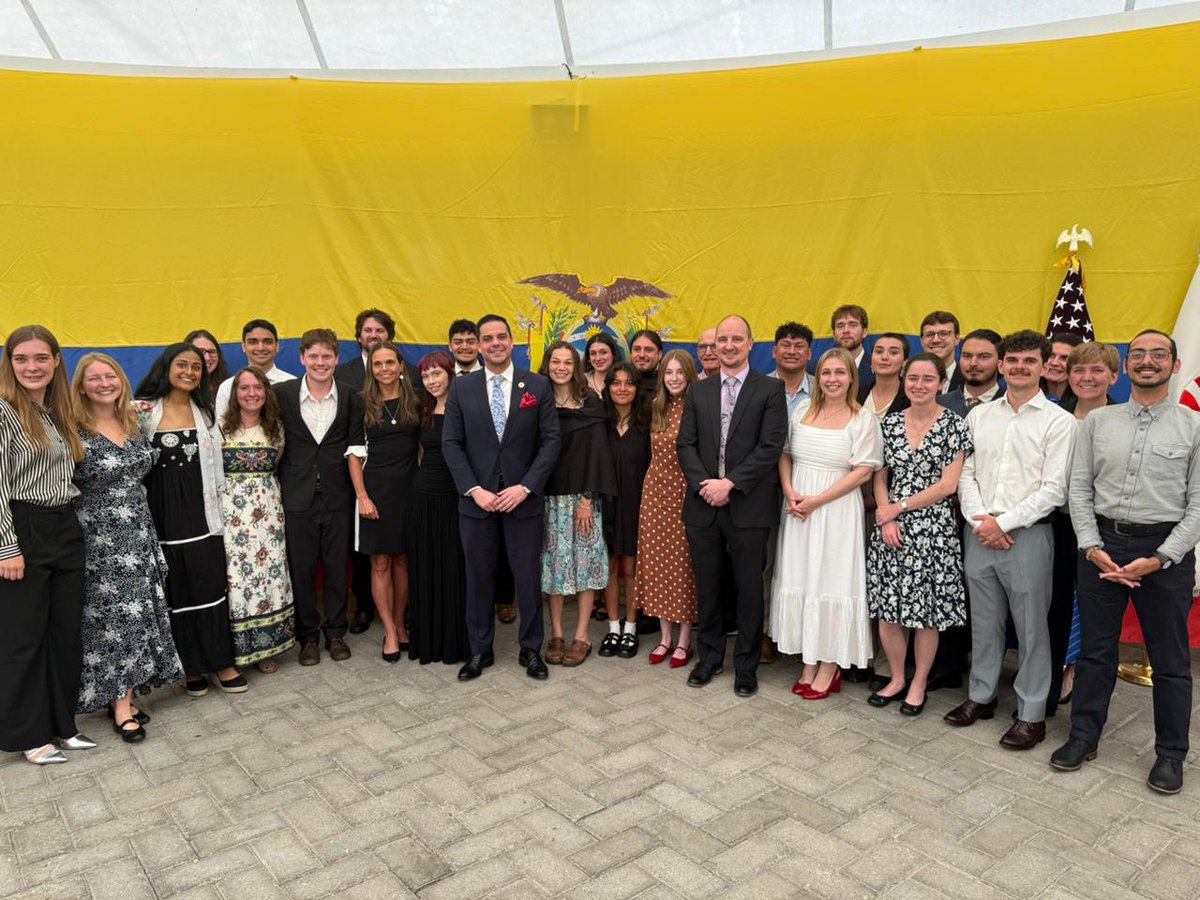 USembassyEC's tweet image. 26 voluntarios de #PeaceCorps presentaron juramento para servir en el Ecuador a través del programa de Enseñanza de Inglés del Cuerpo de Paz. Este año en el que los EE.UU. celebra sus 250 años de Independencia, el 🇺🇸 Cuerpo de Paz también celebra su 65.º aniversario de servicio,