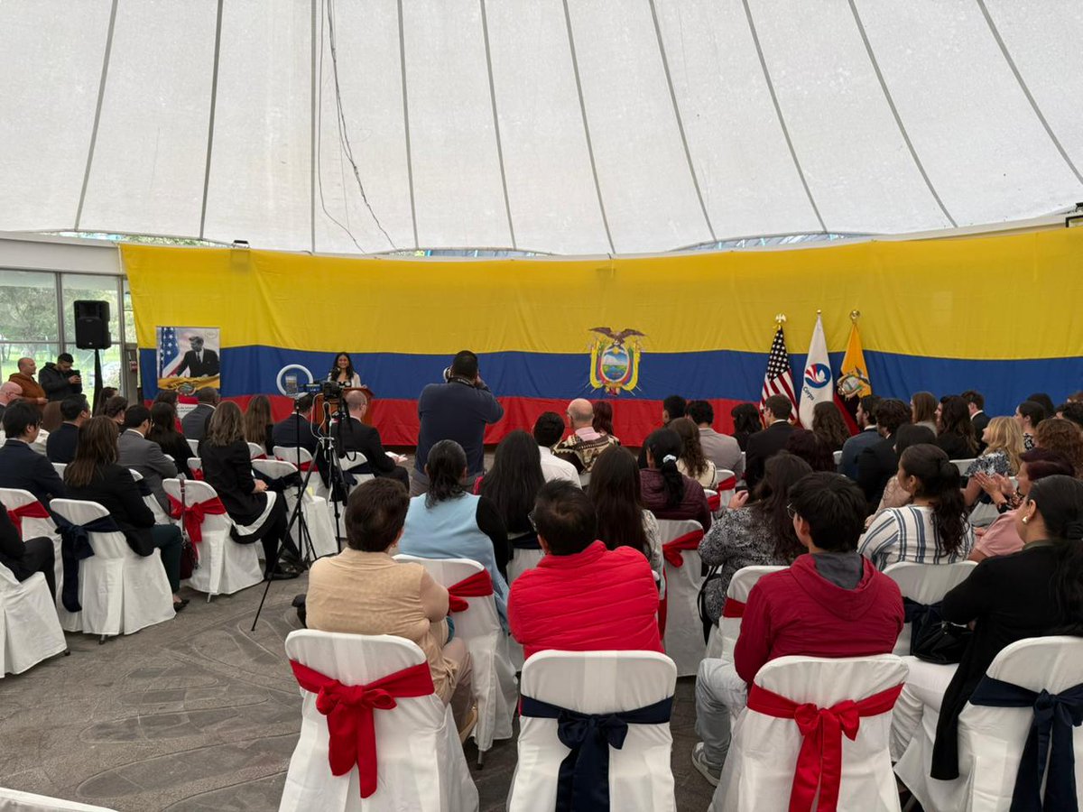 USembassyEC's tweet image. 26 voluntarios de #PeaceCorps presentaron juramento para servir en el Ecuador a través del programa de Enseñanza de Inglés del Cuerpo de Paz. Este año en el que los EE.UU. celebra sus 250 años de Independencia, el 🇺🇸 Cuerpo de Paz también celebra su 65.º aniversario de servicio,