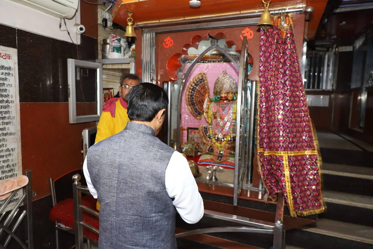 blvermaup's tweet photo. आज रामनवमी के दिन गृह नगर उझानी में भगवान श्रीराम के अनन्य भक्त पवन पुत्र हनुमान जी के पंचमुखी मंदिर एवं शिव मंदिर में पूजा अर्चना कर आप सभी के आनंद मंगल के लिए प्रार्थना की।
।। ॐ हनुमते नमः।।
#navratra #ShriRamNavami 🚩
#ujhani #budaun https://t.co/gUHmYi2gyy