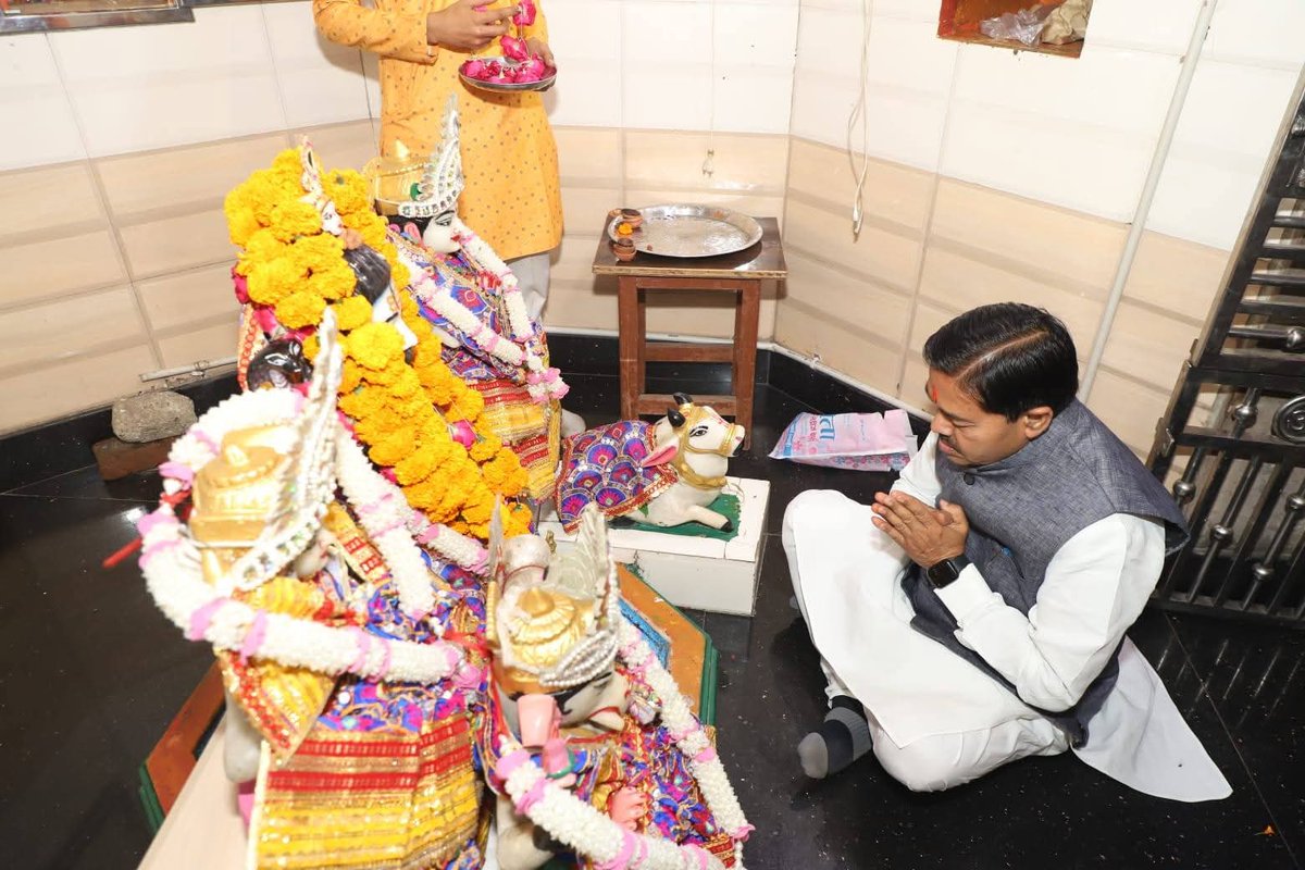 blvermaup's tweet photo. आज रामनवमी के दिन गृह नगर उझानी में भगवान श्रीराम के अनन्य भक्त पवन पुत्र हनुमान जी के पंचमुखी मंदिर एवं शिव मंदिर में पूजा अर्चना कर आप सभी के आनंद मंगल के लिए प्रार्थना की।
।। ॐ हनुमते नमः।।
#navratra #ShriRamNavami 🚩
#ujhani #budaun https://t.co/gUHmYi2gyy