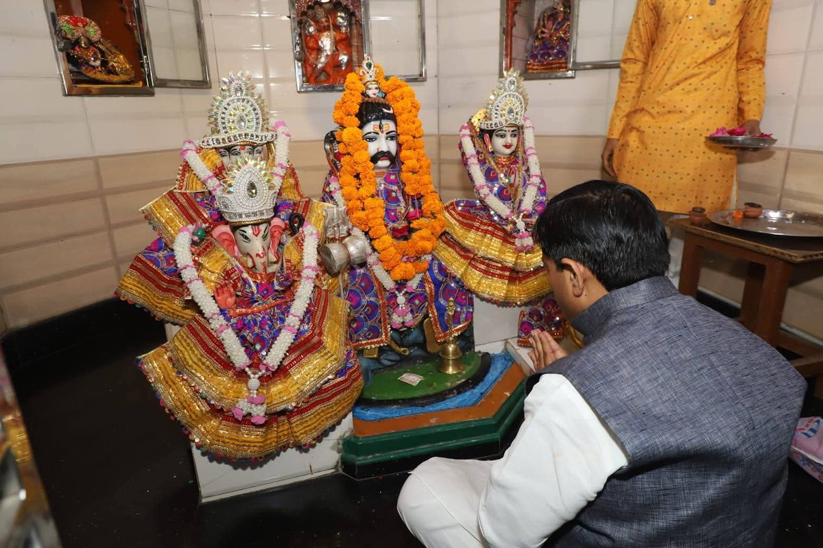 blvermaup's tweet photo. आज रामनवमी के दिन गृह नगर उझानी में भगवान श्रीराम के अनन्य भक्त पवन पुत्र हनुमान जी के पंचमुखी मंदिर एवं शिव मंदिर में पूजा अर्चना कर आप सभी के आनंद मंगल के लिए प्रार्थना की।
।। ॐ हनुमते नमः।।
#navratra #ShriRamNavami 🚩
#ujhani #budaun https://t.co/gUHmYi2gyy