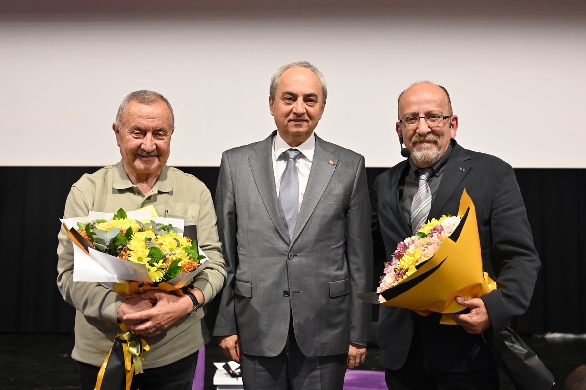 mesutkocagoztr's tweet photo. Modern Sanatlar Şiir Topluluğu ve Orkestrası'nın Yaşlılar Haftası'na özel hazırladığı Konser ve Şiir Dinletisine katıldık. 

Edebiyatımızın önemli ismi Şair ve Yazar Şükrü Erbaş'ın katılımıyla gerçekleşen gecede Yaşlı Dostu Kepez projemiz kapsamındaki Kepez Gönüllüleri ve  Tazelenme Üniversitesi'nin kıymetli üyeleri de bizimleydi. 

Geceyi hazırlayan Tuncer Çetinkaya hocamız ve katılımcılarımıza teşekkür ediyorum.