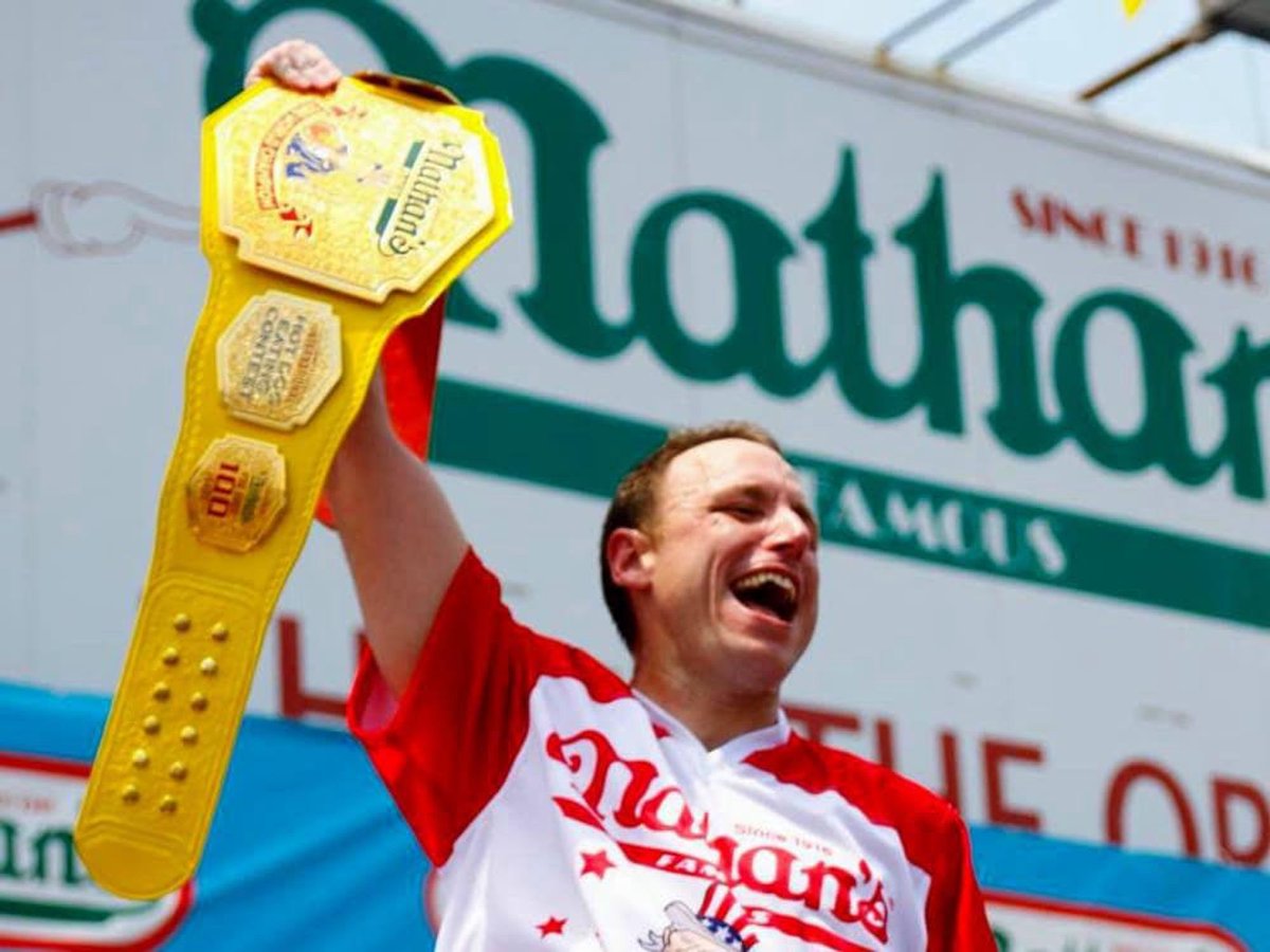pauldaley2906's tweet photo. Winner takes it all at NATHAN's 4th JULY current Mustard Belt champion is Joey Chestnut ... But there's a new kid in town Tony 'DEEP THROAT' Palmer and he means business.. But can he win the belt 

NATHAN's 4th JULY
The Hope Street Theatre
24-25th April 
https://t.co/0oXkzA4dTv https://t.co/bDEPYodDfi