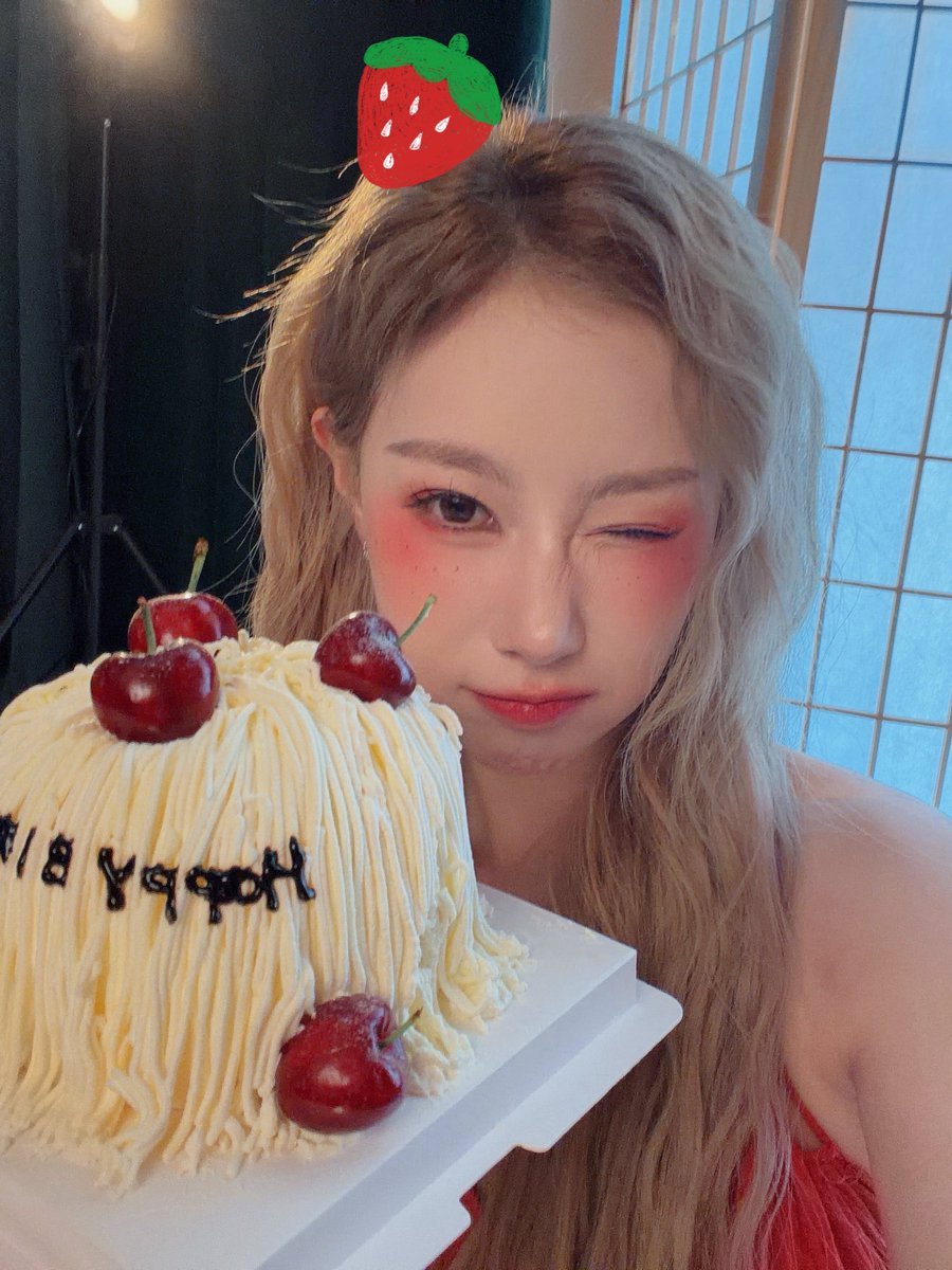 marysarang's tweet photo. It was Handong's birthday yesterday 🎉🎸🎂

#happyHANDONGday #handong #dreamcatcher https://t.co/7O1nbuSS7P