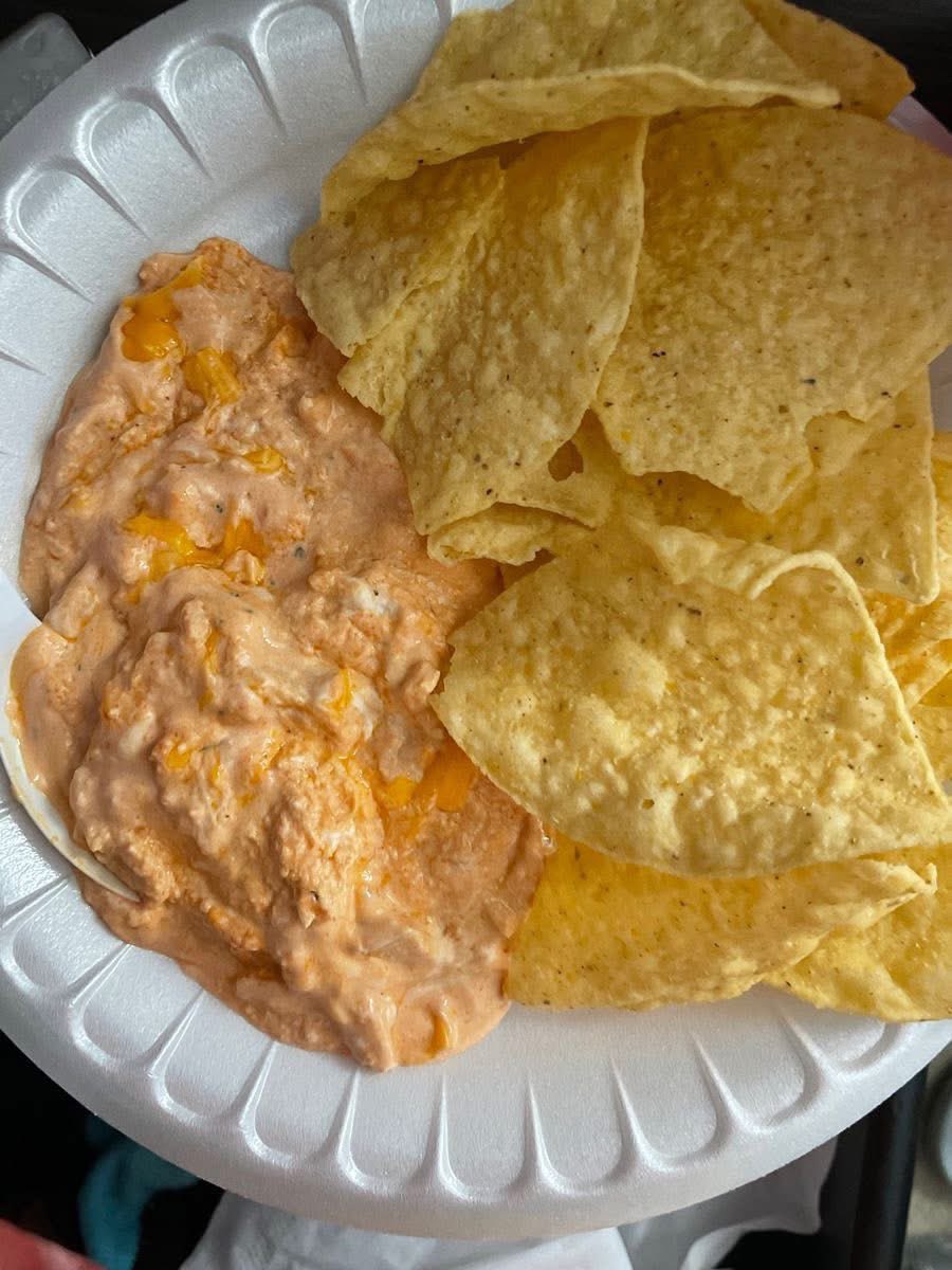layxsnv's tweet photo. Buffalo chicken dip 😩😍🤤😋😋 https://t.co/LFbNevq8VX
