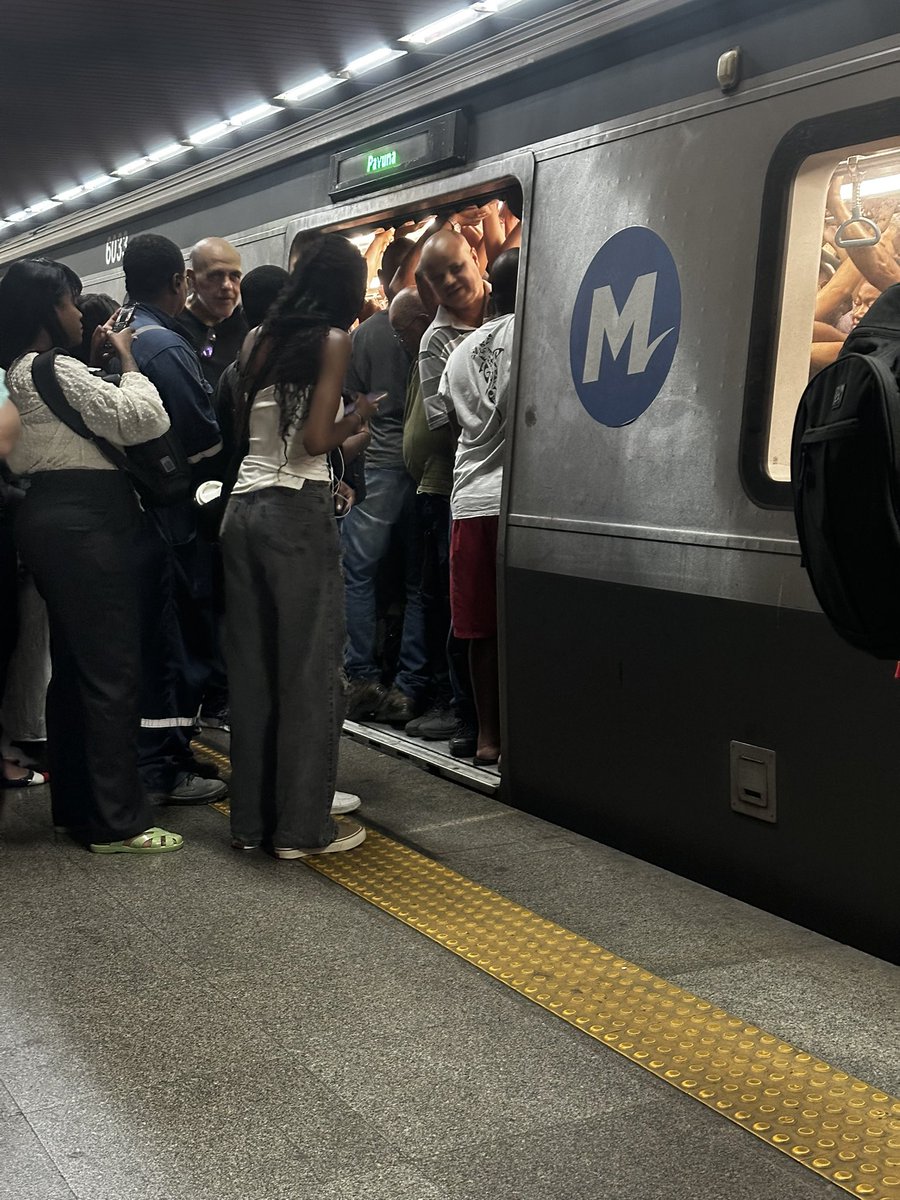 eu_biac's tweet photo. Só Deus sabe que horas vou sair da estação, né @metro_rio ! Cada dia pior https://t.co/XWoPmkgfMc