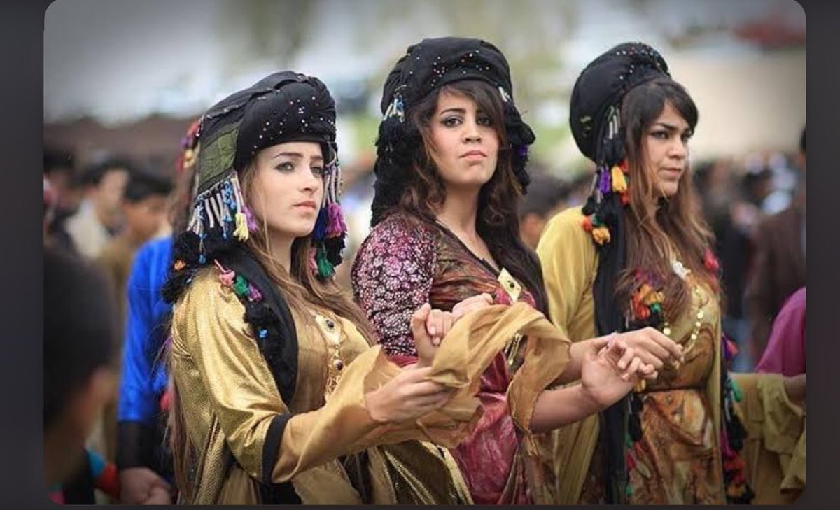 Gulnaratasp's tweet photo. @umutOl2147 @aybalass584091 @ehlftrgazintp @okatilamazturk Orta doğu kültüründe nerede görülmüş bu renkler😂 Irak İran Suriye kıyafetleri bunlar. Hangisine benzettin tam olarak😂 https://t.co/Z0Ezhh2LEk