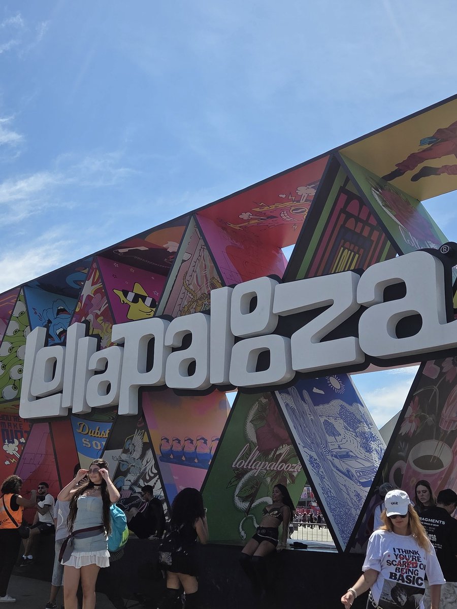yeppizkit's tweet photo. eu com ingresso pra 2 dias de lolla e hoje na emergência do hospital ❤️🥰 https://t.co/SZeiGan5rt