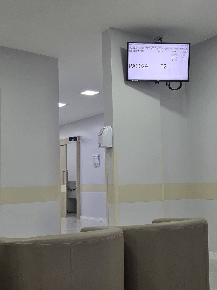 yeppizkit's tweet photo. eu com ingresso pra 2 dias de lolla e hoje na emergência do hospital ❤️🥰 https://t.co/SZeiGan5rt