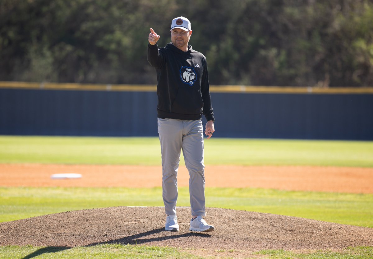 UNCAvlMBB's tweet photo. Coach throwing darts 🎯

Thanks for having us out @uncavlbaseball 🤝

#ALLinAVL #IWWD https://t.co/tCbUwrtgZS