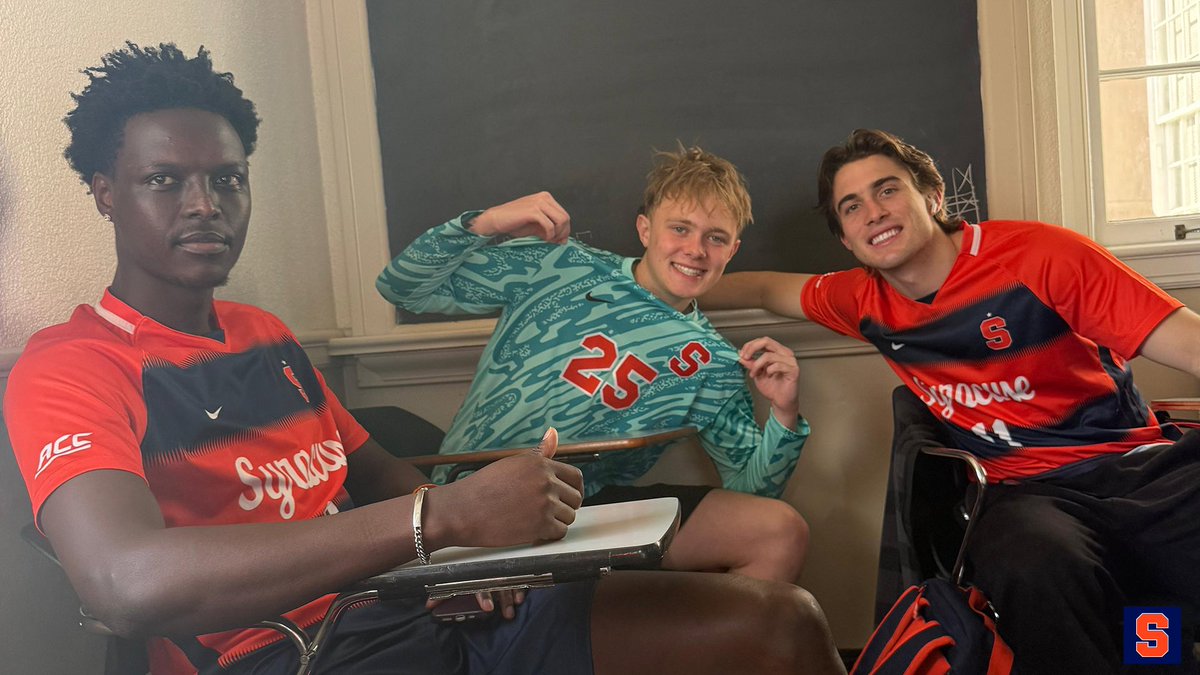 CuseMSOC's tweet image. Wear your kits to class✅

Because 300 of you donated to our team on ’Cuse Giving Day, we completed our player challenge by wearing our full uniforms to class today! @SyracuseU 🙌

Thank you again for all of your support! Go Orange!🍊⚽️

#DareToDream x #FamiliesEatTogether