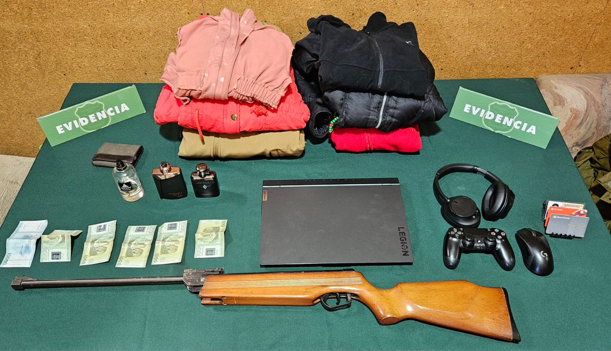 CarabLosRios's tweet photo. 🚨Tras seguimiento controlado,Carabineros de la 1ªComisaría #Valdiviacl detuvo en el sector #Collico a 2 adolescentes que momentos antes habían robado en 🏠de #Linguento. En 🚘 en que huían, se encontró notebook, rifle y otras especies sustraídas.
#OrdenyPatria https://t.co/ZDozaxEdFZ
