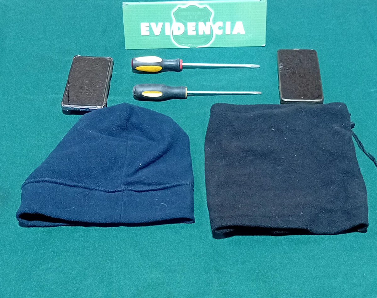 CarabLosRios's tweet photo. 🚨Tras seguimiento controlado,Carabineros de la 1ªComisaría #Valdiviacl detuvo en el sector #Collico a 2 adolescentes que momentos antes habían robado en 🏠de #Linguento. En 🚘 en que huían, se encontró notebook, rifle y otras especies sustraídas.
#OrdenyPatria https://t.co/ZDozaxEdFZ