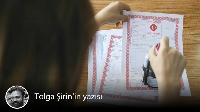 🔴 Tapu kayıtları tartışması vesilesiyle: “Whistleblowing”

📌 Türk hukukunda pek bilinmeyen bir kavramı, bir kişinin (çoğunlukla çalışan veya kamu görevlisi sıfatıyla) görev ilişkisi kapsamında edindiği bilgileri, hukuka aykırılıkları, etik ihlalleri ya da kamu yararını