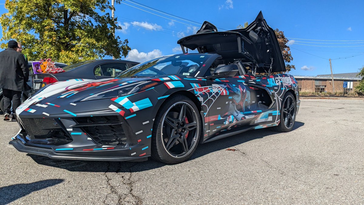 KMS_Designs's tweet photo. Spiderman C8 
Miles and Gwen on this spilt tone Vette. My first non-anime style itasha actually... 

Itasha Commissions Open 🔗 in bio https://t.co/2KYxfh15Zy