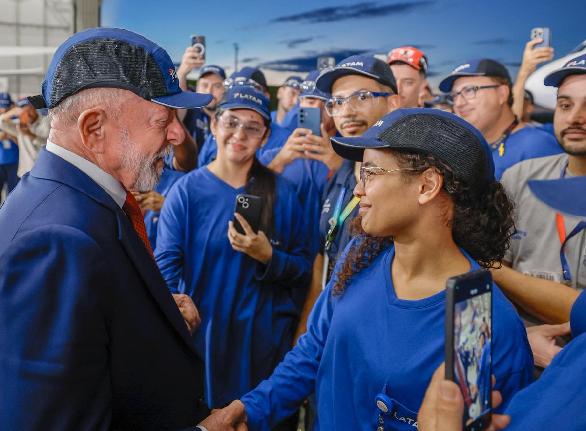 Rev_Embarque's tweet photo. ✈️🇧🇷Lula visitou o centro de manutenção da LATAM em São Carlos (SP), que completa 25 anos. A empresa anunciou a compra de 24 aeronaves E195-E2 da Embraer, com foco em ampliar rotas, empregos e investimentos no país.

📸 LATAM / Ricardo Stuckert https://t.co/QmK3eXpf4E