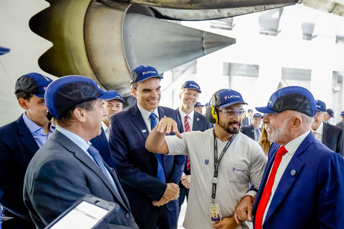 Rev_Embarque's tweet photo. ✈️🇧🇷Lula visitou o centro de manutenção da LATAM em São Carlos (SP), que completa 25 anos. A empresa anunciou a compra de 24 aeronaves E195-E2 da Embraer, com foco em ampliar rotas, empregos e investimentos no país.

📸 LATAM / Ricardo Stuckert https://t.co/QmK3eXpf4E