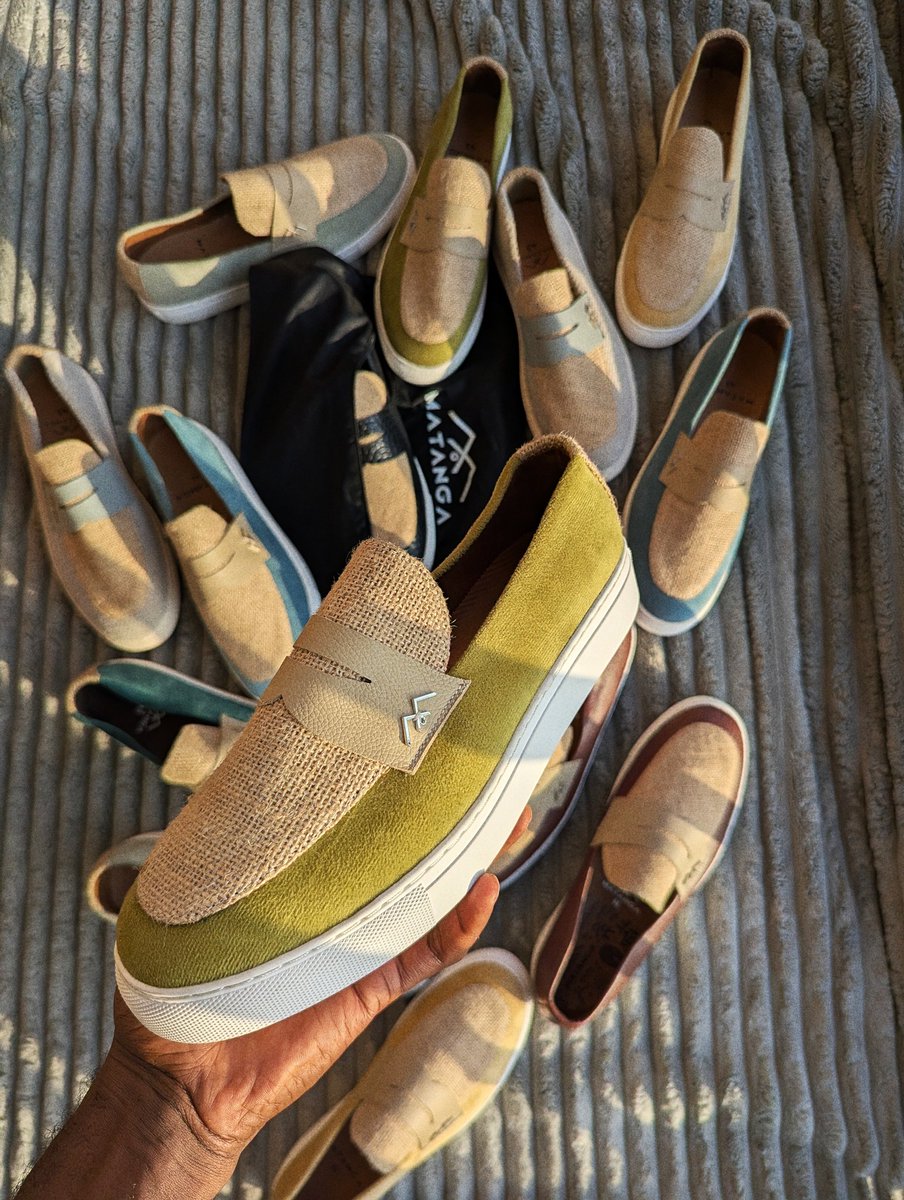 C'est quoi votre couleur de logone Mono préférée ? Il yen a 12 en tout.
Nous c'est le vert Olive en photo.
Ah le prix... 35 000 Fcfa
#logone #loafers #afrofashion