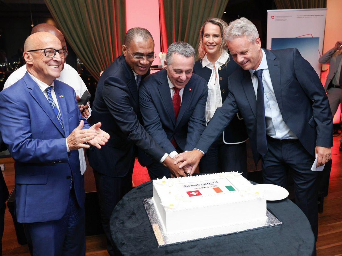 ignaziocassis's tweet image. Avec le ministre de l’Économie et des Finances Adama Coulibaly et la ministre des Affaires étrangères @NialeKaba_Off j‘ai  participé à la relance de la Chambre de commerce #suisse en Côte d’Ivoire. La SwissCham renforce nos relations économiques bilatérales et soutient des