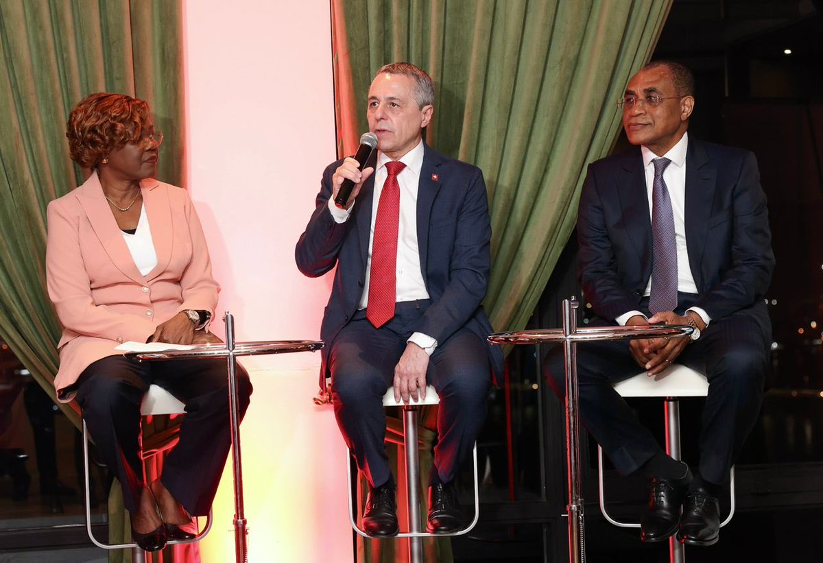 ignaziocassis's tweet image. Avec le ministre de l’Économie et des Finances Adama Coulibaly et la ministre des Affaires étrangères @NialeKaba_Off j‘ai  participé à la relance de la Chambre de commerce #suisse en Côte d’Ivoire. La SwissCham renforce nos relations économiques bilatérales et soutient des