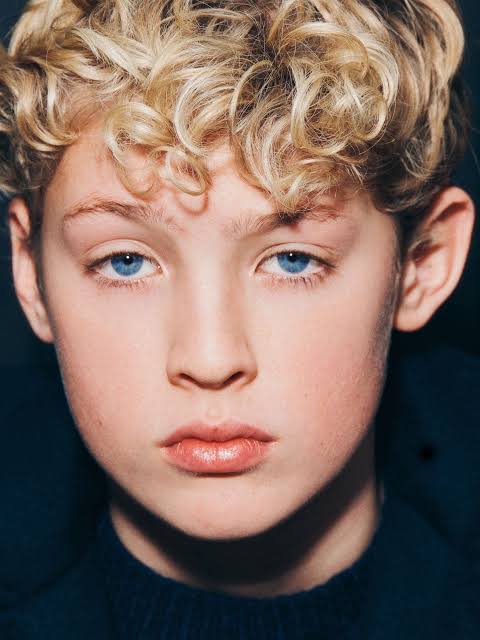 regula ⭐ GOLDEN HOUR tweet media