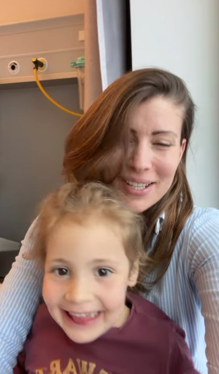 BrigadiereY's tweet photo. Y en qui sont vraiment déconnectées... Jill fait la promo de son livre alors qu'elle est à l'hosto pour un proche malade/en fin de vie ? https://t.co/2yFWmCDrMF